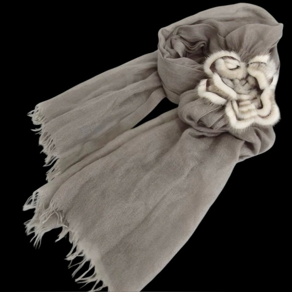 FENDI Sellaria Flower Fur Stall Cashmere/Silk Blend Scarf - Picture 12 of 16